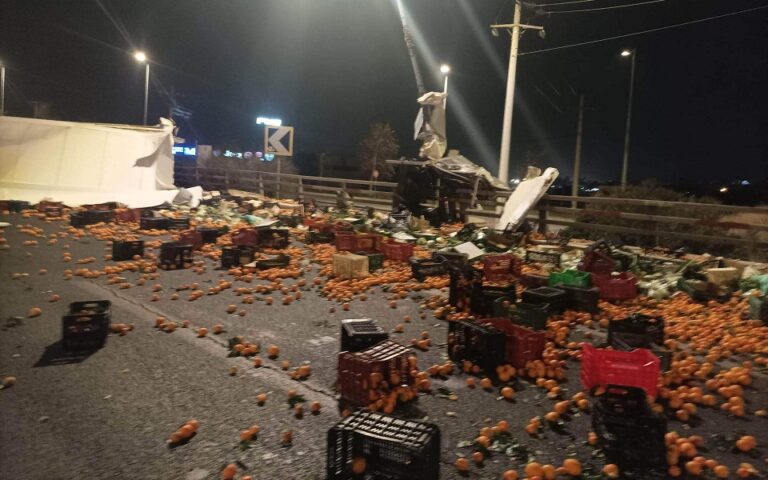 Χάος στον Κηφισό – Γέμισε πορτοκάλια ο δρόμος