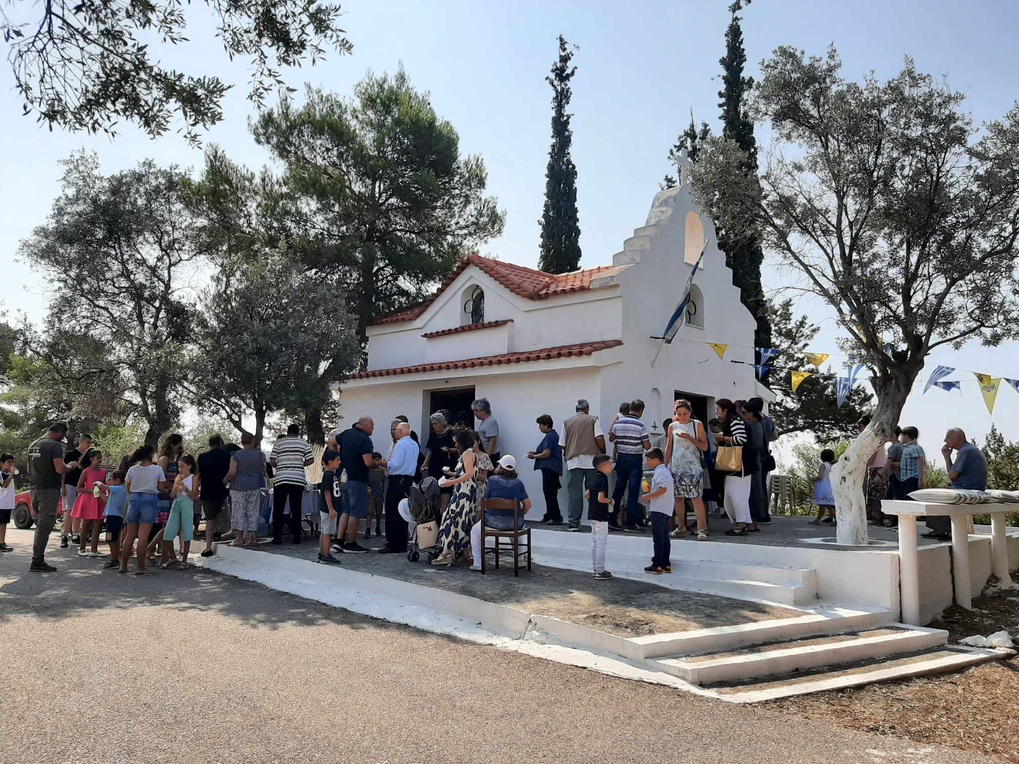 Εύνοια: Πλήθος κόσμου στη εξωκλήσι Πέτρου και Παύλου στην Ερέτρια