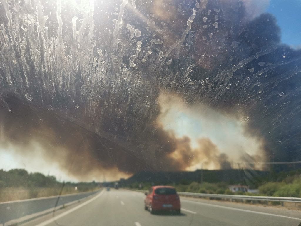 Ώρες αγωνίας στο Λουτράκι: Μάχη για να μην περάσουν οι φλόγες από την παλαιά εθνική οδό προς τα δυιλιστήρια