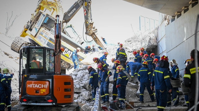 Πάτρα: Τρεις συλλήψεις για την κατάρρευση της γέφυρας – Ψάχνουν ακόμη για ανθρώπους στα χαλάσματα