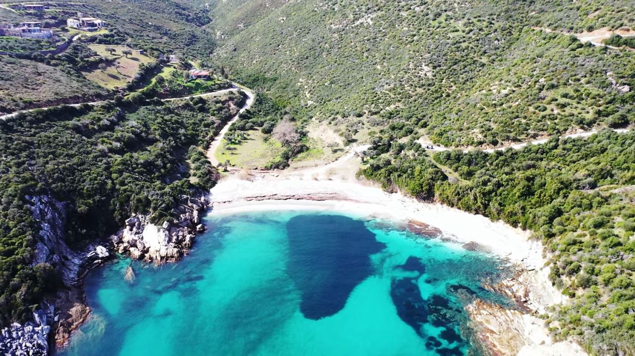 Πανέμορφη παραλία της Εύβοιας με απίστευτο όνομα…