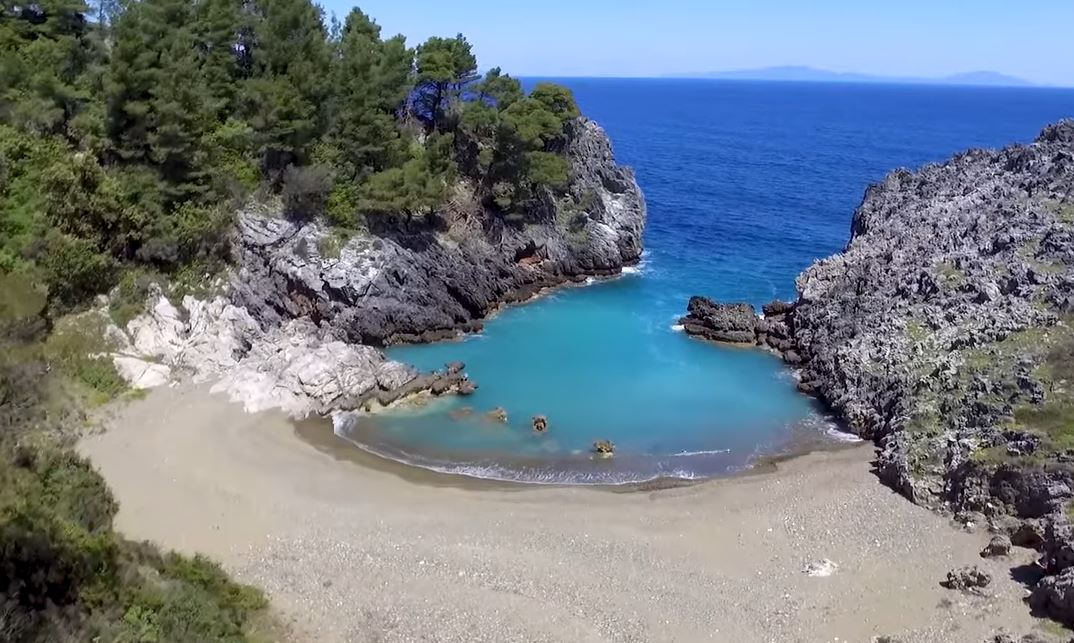 Ανάσες δροσιάς σε κρυφές και δημοφιλείς παραλίες της Εύβοιας