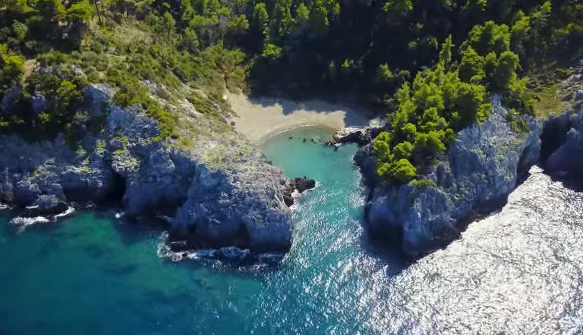 Μια κρυφή παραλία… όνειρο στη Βόρεια Εύβοια