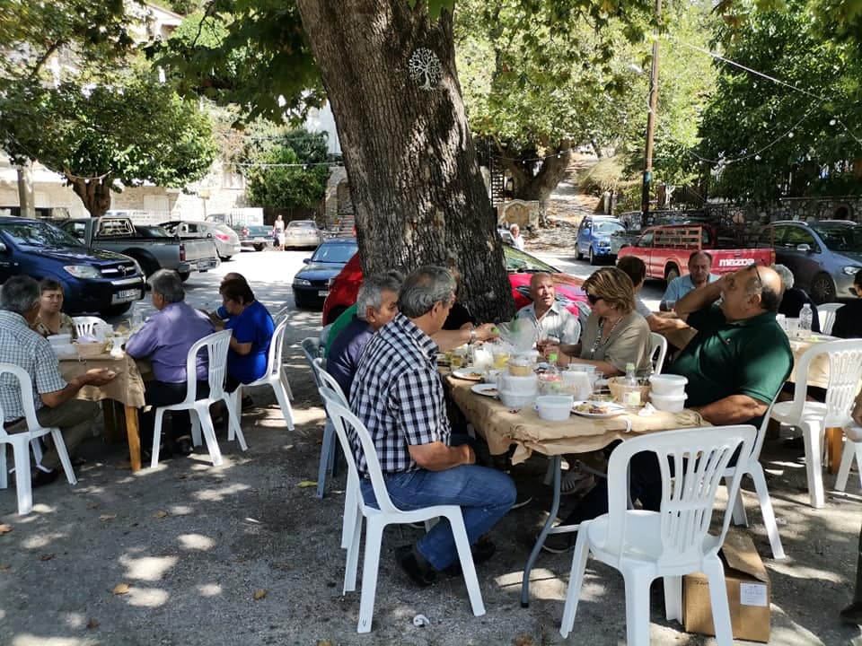 Εύβοια: Αναβίωσαν το έθιμο του Άι Γιάννη και μοίρασαν φαγητό