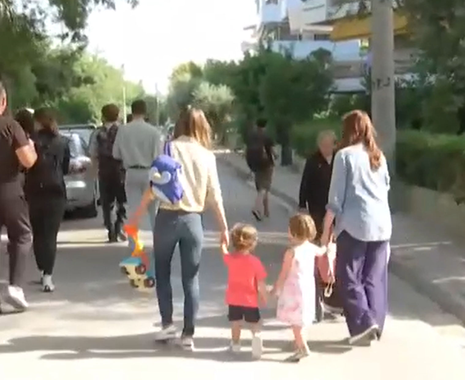 Έφη Αχτσιόγλου: Χαλαρή βόλτα με το παιδί της λίγο πριν τη μάχη της κάλπης (video)