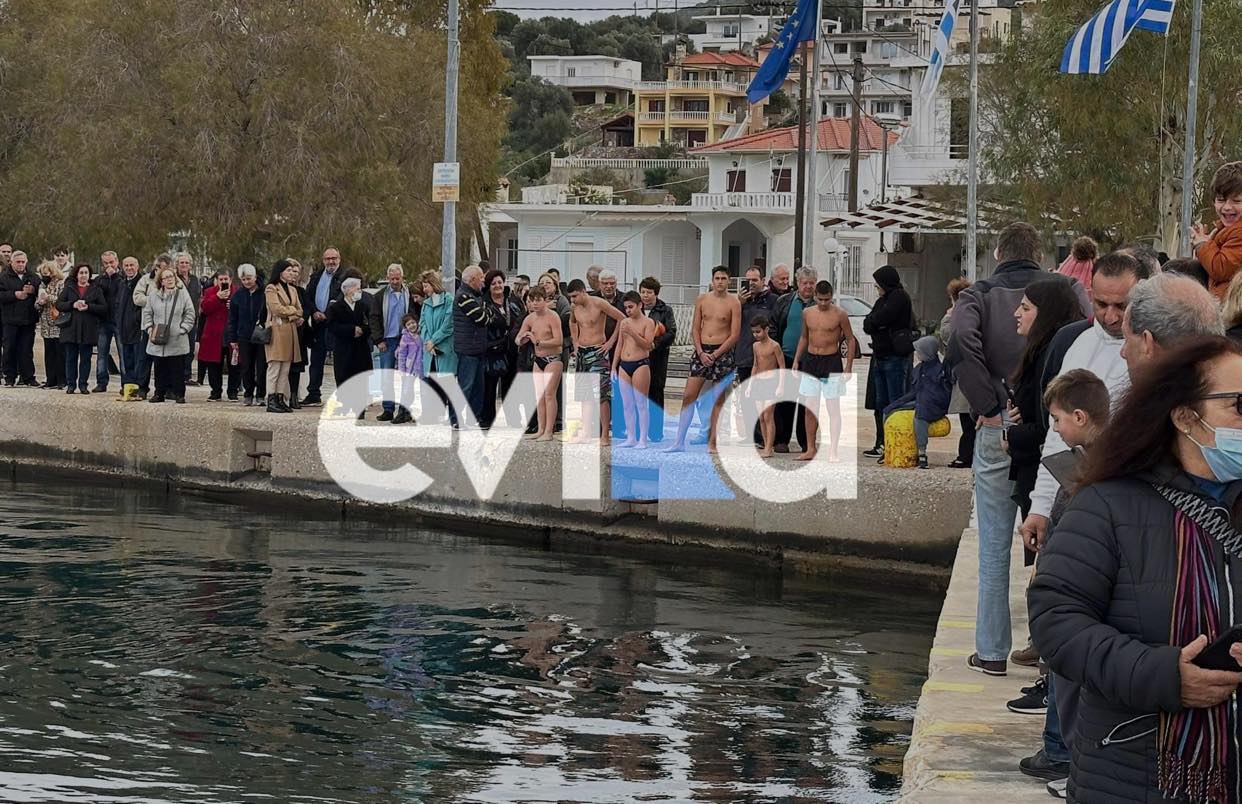 Θεοφάνεια: Μαθητής έπιασε πρώτος το Σταυρό σε παραλία της Εύβοιας (vid)