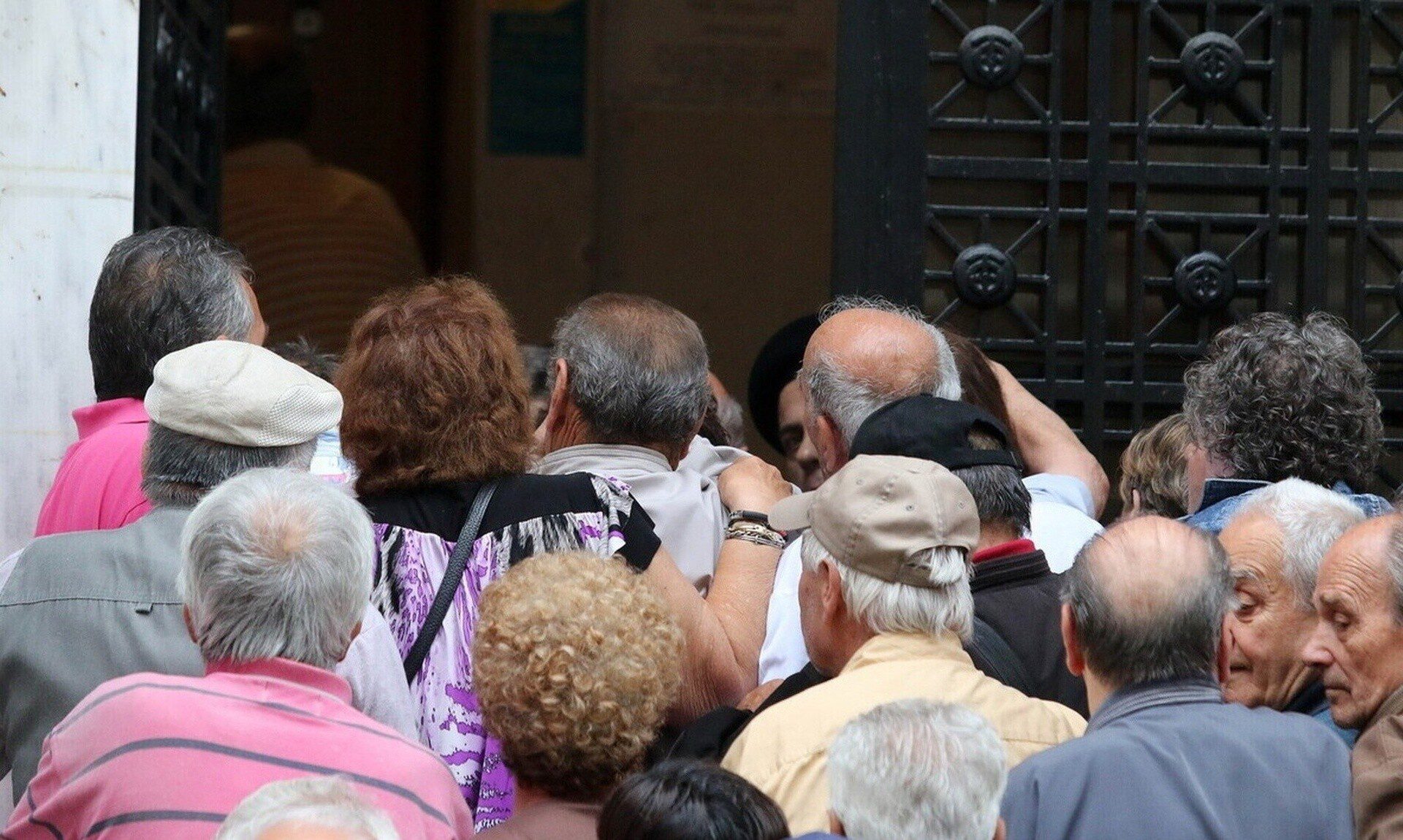 Πότε μπαίνουν οι συντάξεις Απριλίου: Ποιοι πληρώνονται πρώτοι