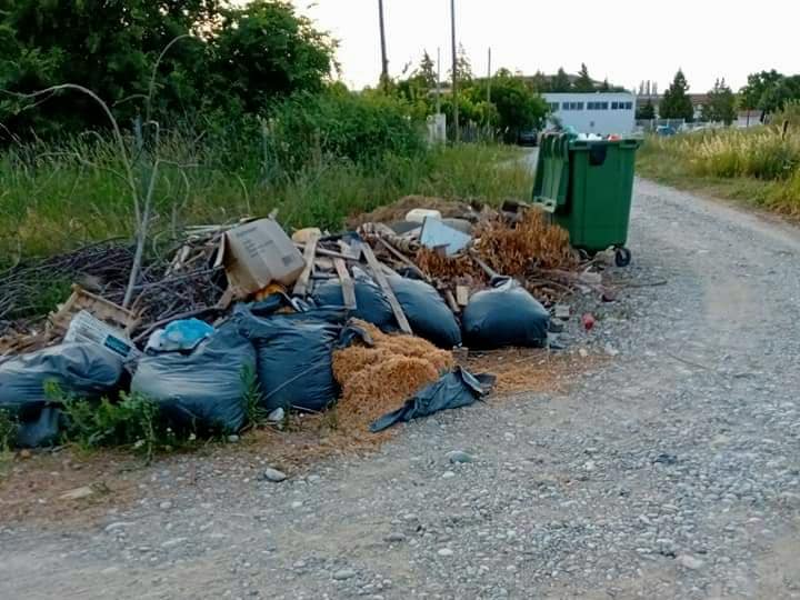 Eύβοια: «Νέα πατέντα» με τα σκουπίδια στην Ιστιαία- Τα βάζουν γύρω, αντί για μέσα στους κάδους