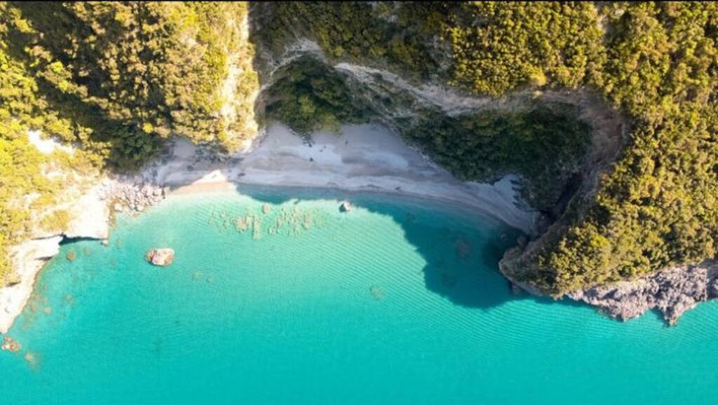 Μια παραλία – γαλάζιος… παράδεισος, στην Εύβοια