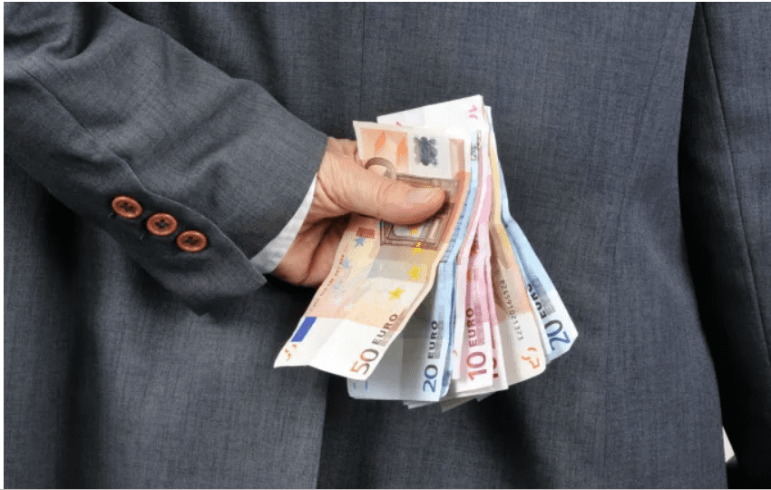 Εύβοια: Ο φάκελος με τα 10.000 ευρώ και η τυχαία συνάντηση που «έκαψε» το κύκλωμα εφοριακών