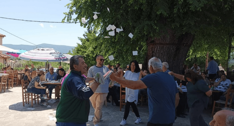 Γλέντι μέχρι τελικής πτώσης στην Εύβοια: Πού έγινε το έθιμο της πιπεριάς