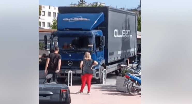 Νέο μπάχαλο στους δρόμους της Εύβοιας με φορτηγό να «κολλάει» σε κέντρο πόλης