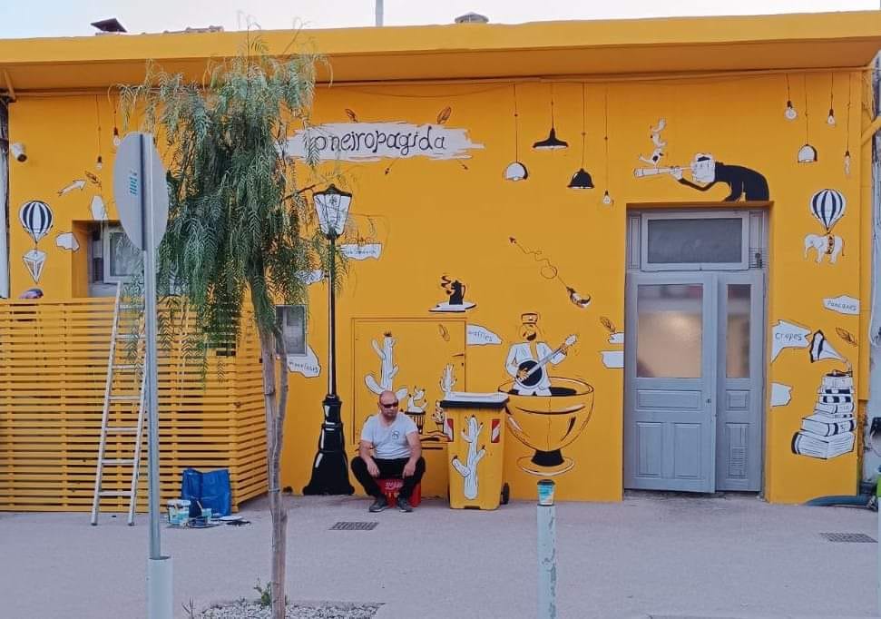 Εύβοια: Το εντυπωσιακό γκράφιτι που τραβάει τα βλέμματα σε κατάστημα