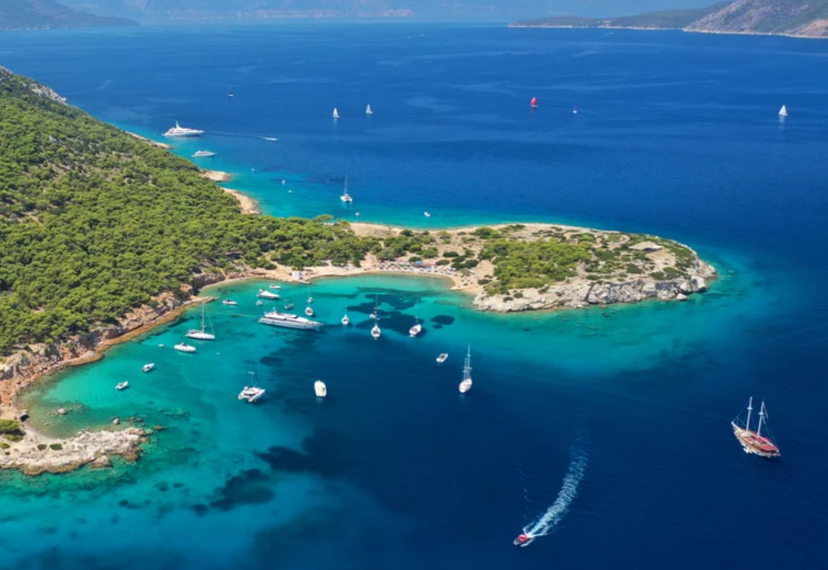 The Sun: Το μαγευτικό ελληνικό νησί όπου δεν ζει κανείς – Ζωάκια τριγυρνούν ελεύθερα στις παραλίες