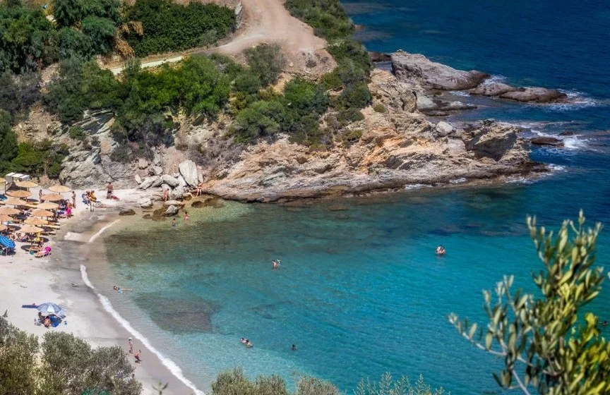 Κλιμάκι: Η μαγευτική παραλία της Εύβοιας με τα αιγαιοπελαγίτικα νερά