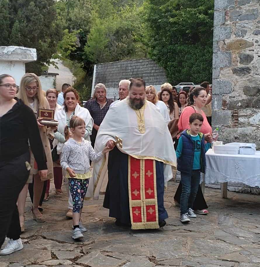 Εύβοια: Μικρά παιδιά κρατούσαν από το χέρι τον ιερέα στη Λιτανεία του Αγίου Κωνσταντίνου και Ελένης