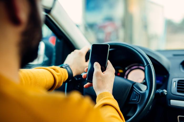 «Τσουχτερό» πρόστιμο 2.000 ευρώ για τα κινητά στο αυτοκίνητο – Ποιοι κινδυνεύουν