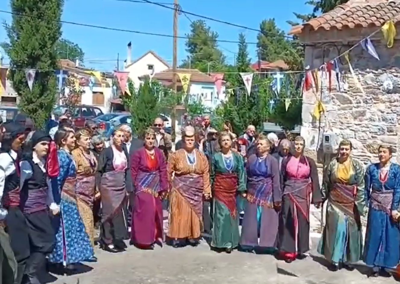 Εύβοια: Πού γιόρτασαν με ευλογημένο φαγητό και χορούς