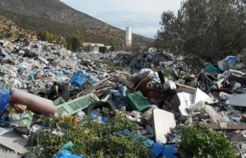 Εύβοια: 100 τόνοι σκουπίδια μεταφέρονται καθημερινά από τη Χαλκίδα στην πυρόπληκτη Ιστιαία