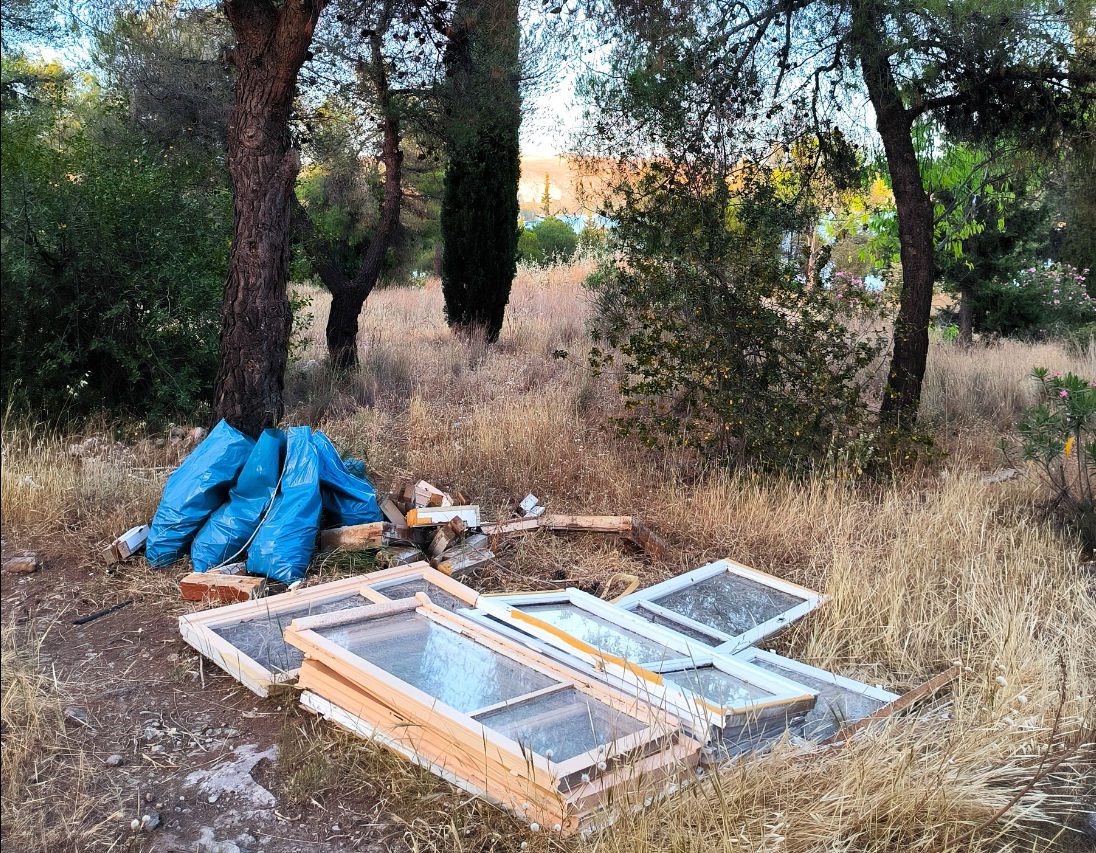Σάλος στην Εύβοια: Μετατρέπουν οικόπεδα σε σκουπιδότοπους – Εικόνες ντροπής