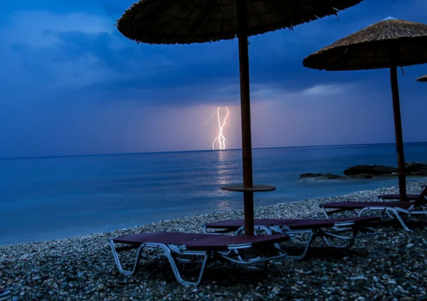 Τραγωδία σε παραλία: 13χρονη έχασε τη ζωή της από κεραυνό μπροστά στα μάτια της μητέρας της