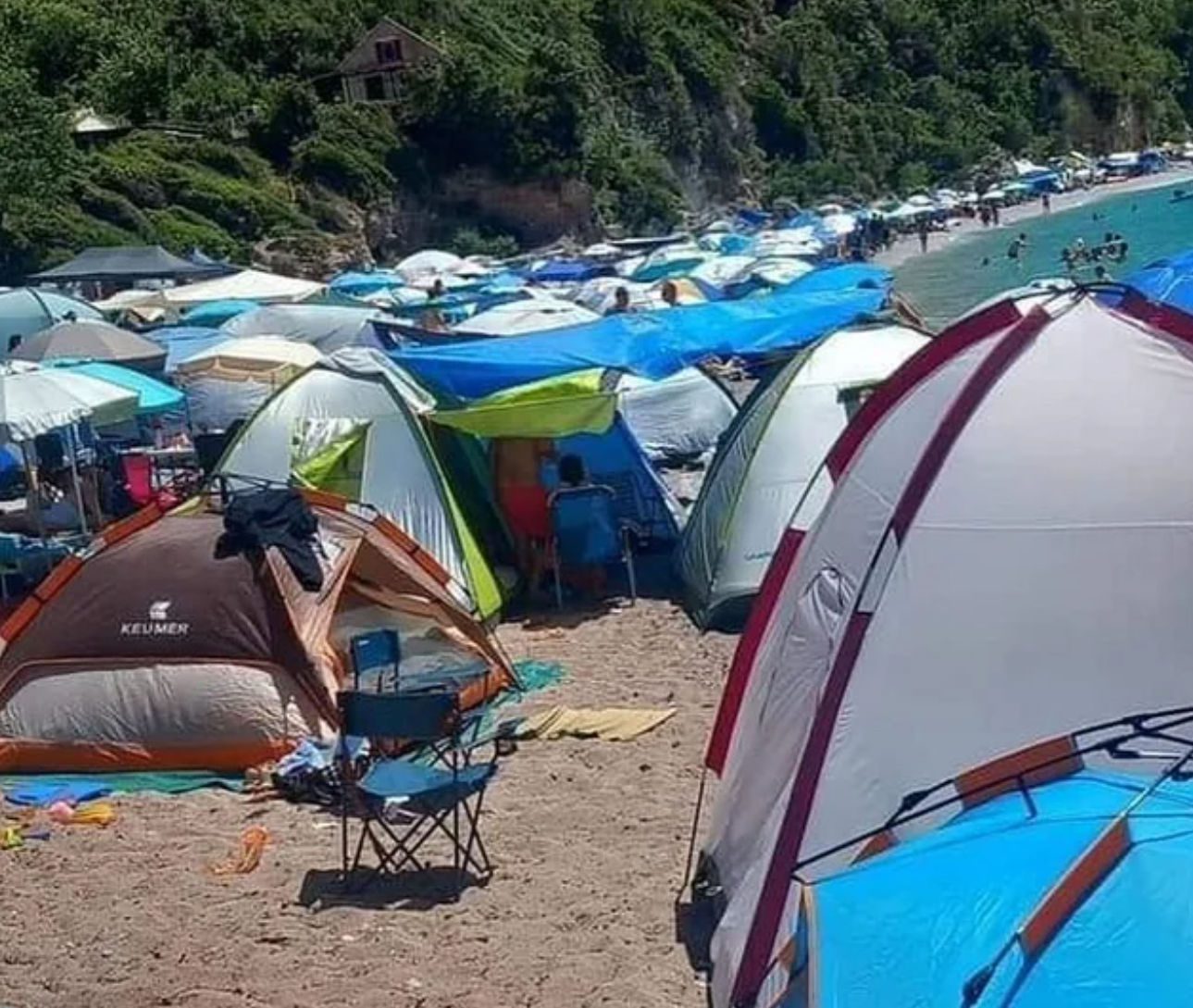 Παραλία Θαψά στην Εύβοια: Ο Δήμος «έκοβε» 80αρια σε κάθε σκηνή – Δεν πτοήθηκαν οι κατασκηνωτές