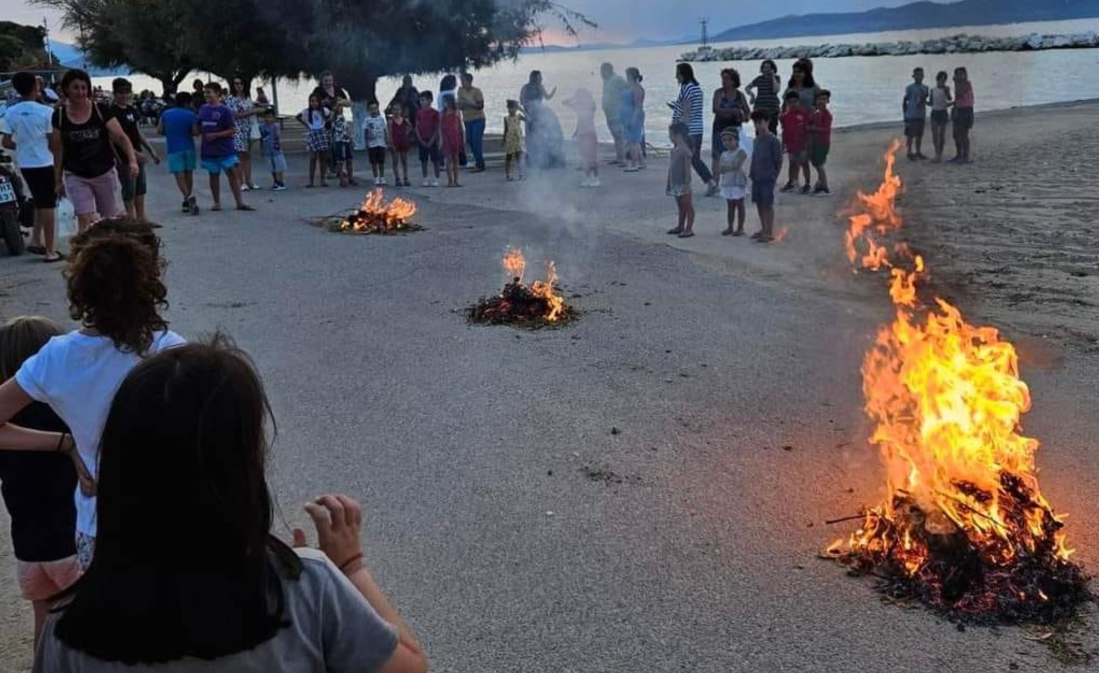 Πέταξαν πάνω από τις φλόγες σε παραλία της Εύβοιας