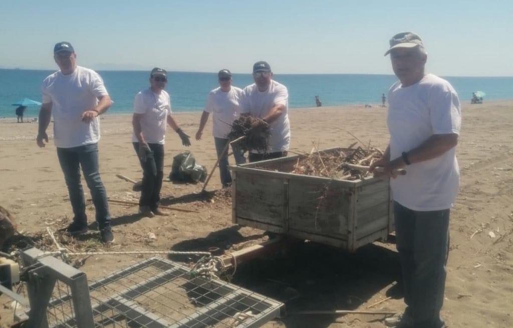 Εύβοια: Έκαναν…… λαμπίκο την παραλία της Μουρτερής – Πόσα πλαστικά μάζεψαν