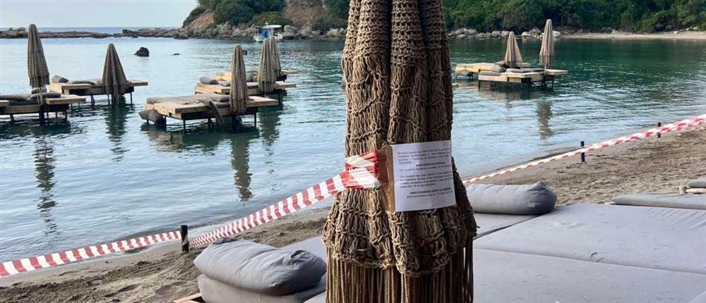 Ρόδος: Σφραγίστηκε το beach bar με τις ξαπλώστες μέσα στην θάλασσα (εικόνες)