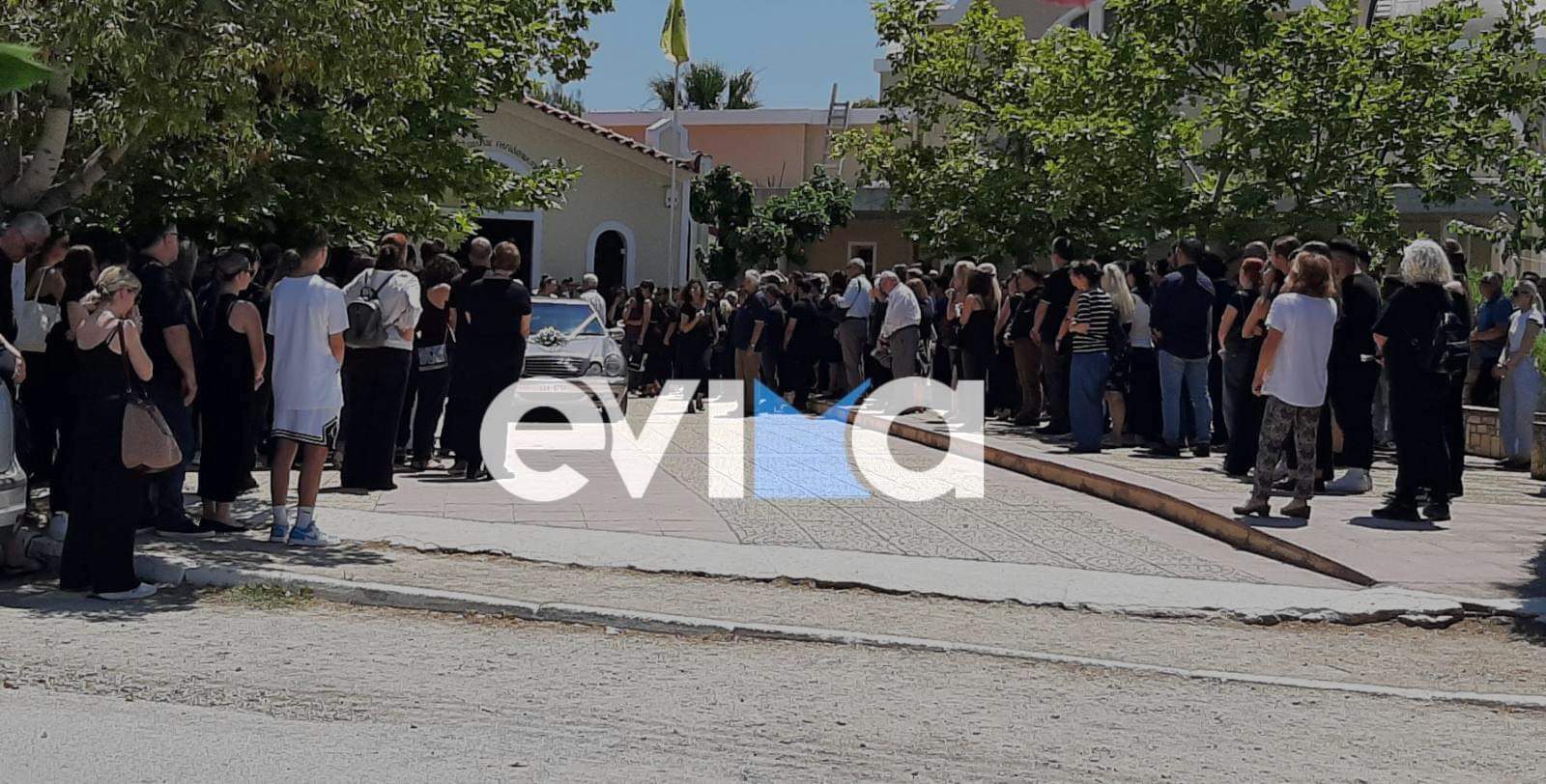 Εύβοια: Θρήνος στην κηδεία του 33χρονου εκπαιδευτικού στην Ερέτρια