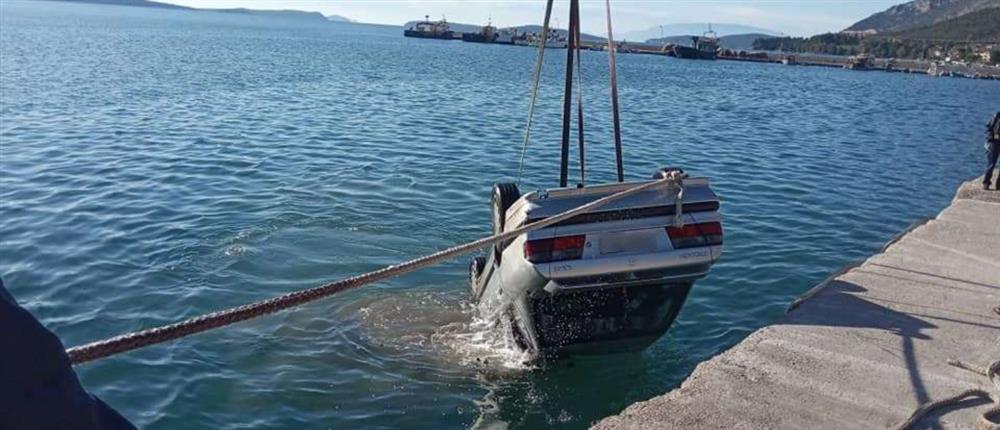 Αυτοκίνητο στη Σαλαμίνα έπεσε στη θάλασσα