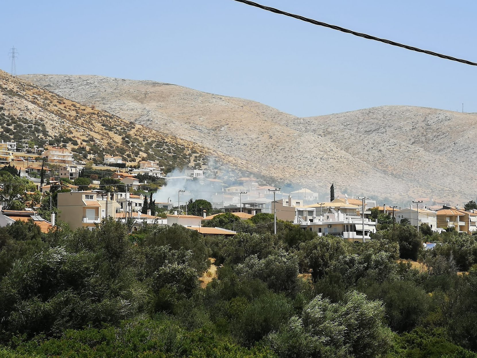 Φωτιές σε Μαρκόπουλο και Καλύβια – Επιχειρούν και εναέρια μέσα