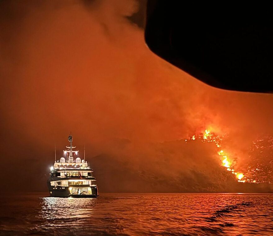 Φωτιά στην Ύδρα: Συνελήφθησαν 13 επιβαίνοντες της θαλαμηγού από όπου έριξαν πυροτεχνήματα – Κατασχέθηκε το σκάφος