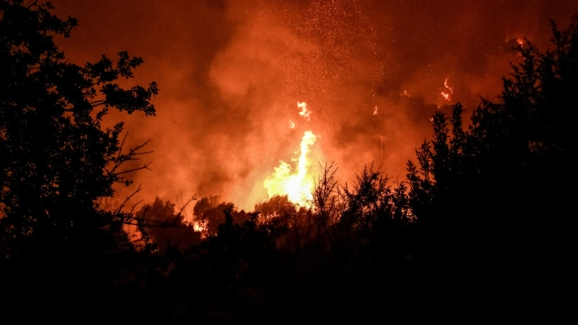 Μεγάλη φωτιά στην Κερατέα – Καίει κοντά σε σπίτια!