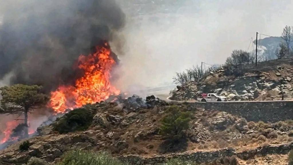 Φωτιά στην Κερατέα: Ο καπνός πλησιάζει την Κρήτη (δορυφορική εικόνα)
