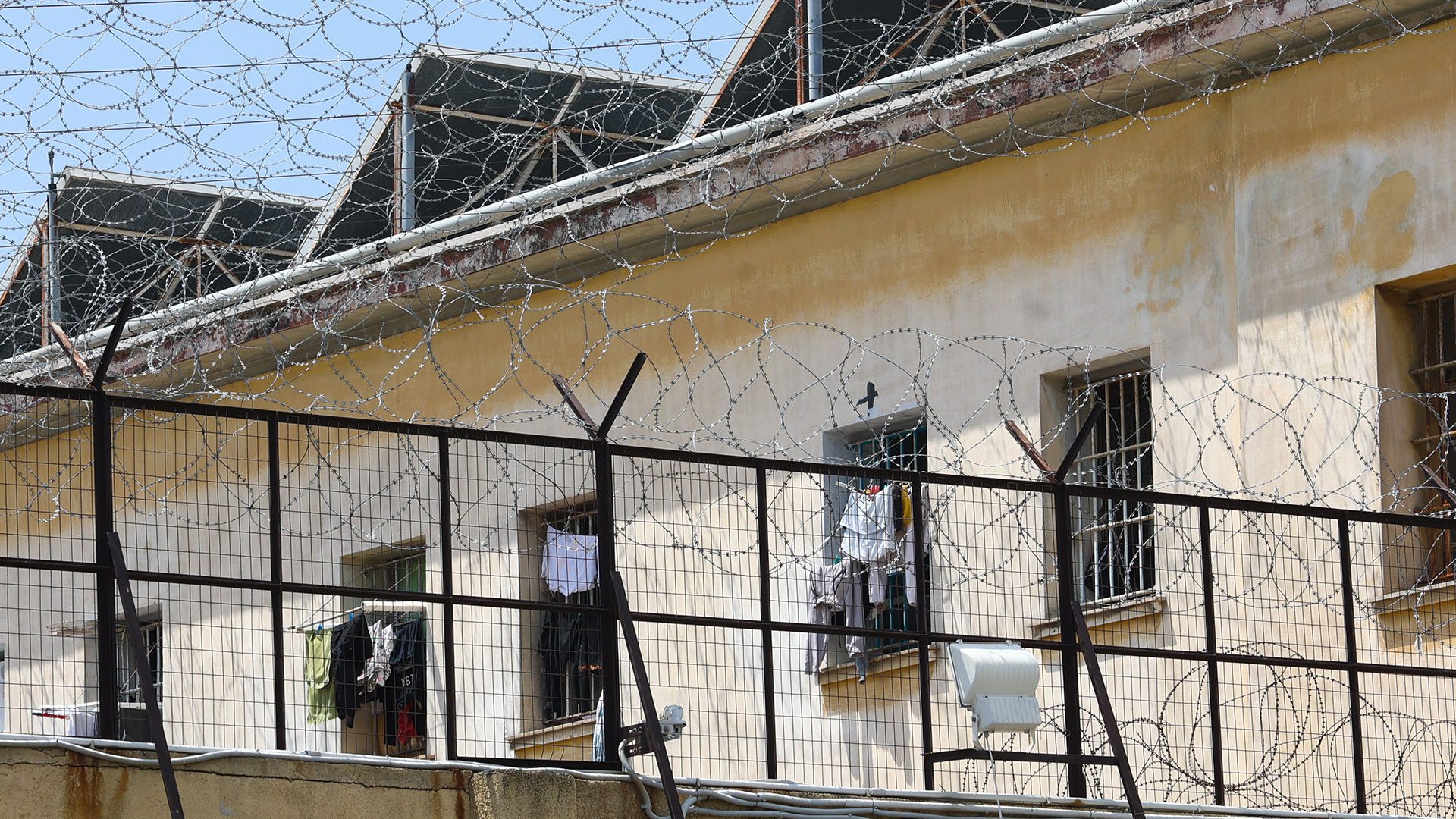 Αιματηρή συμπλοκή στην 4η πτέρυγα των φυλακών Κορυδαλλού που κρατούνται βαρυποινίτες – Ένας νεκρός και ένας τραυματίας
