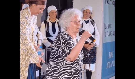 Εύβοια: Συγκινεί η γλυκιά γιαγιά που τραγουδάει το «σ΄αγαπώ γιατί είσαι ωραία»