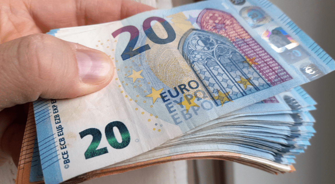 Τρεις δήμοι δίνουν επίδομα 2.100 ευρώ σε δημότες – Πώς θα το πάρετε