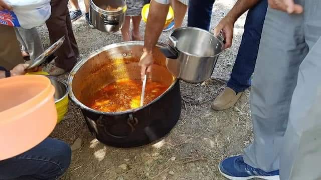 Η Εύβοια μαγειρεύει το… «στιφάδο της Παναγίας»: Σήμερα το μάζεμα των καζανιών