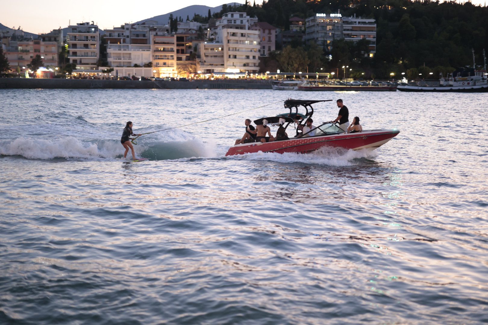 Χαλκίδα: Εντυπωσιακές εικόνες με θαλάσσιο σκι στον Εύριπο