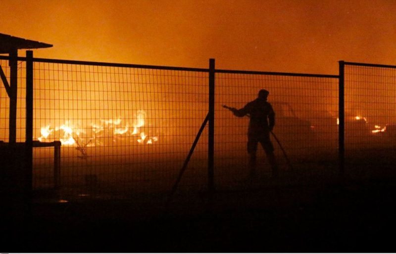 Κάηκε ολοσχερώς το εργοστάσιο χαρτικών που πήρε φωτιά τα ξημερώματα