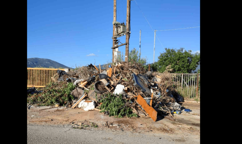 Εύβοια- «Νέος σκουπιδότοπος» : Aντί να πάρουν τα απορρίματα, τα στοιβάζουν με μπουλντόζα