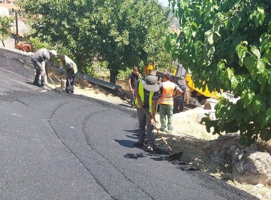 Εύβοια: Άσφαλτο παντού ρίχνει ο Τσαπουρνιώτης – Ποιο χωριό πήρε «σειρά»