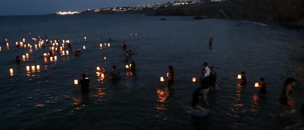 Μάτι: Άναψαν 104 φαναράκια στη θάλασσα για τα θύματα (εικόνες)