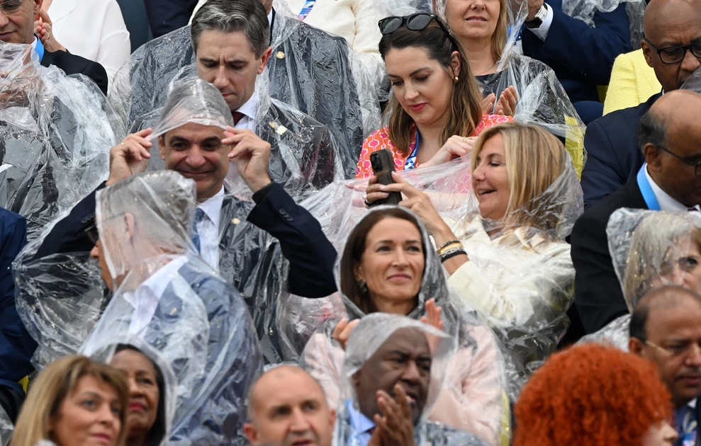 Ολυμπιακοί Αγώνες: Κυριάκος και Μαρέβα με αδιάβροχο στην τελετή έναρξης υπό έντονη βροχόπτωση