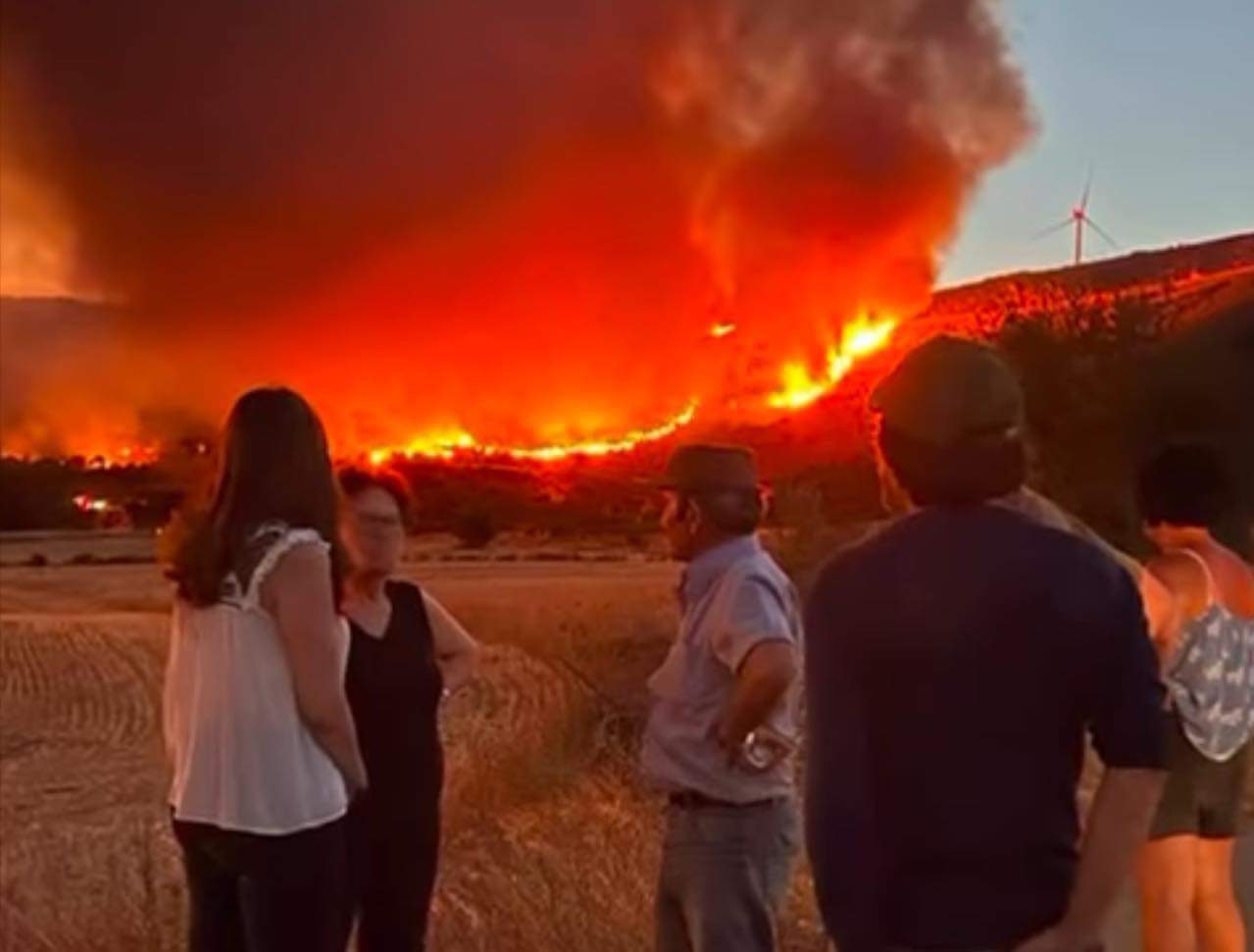 Φωτιά στην Εύβοια: Από τη Βουλή στα πύρινα μέτωπα η Κωνσταντίνα Καραμπατσώλη