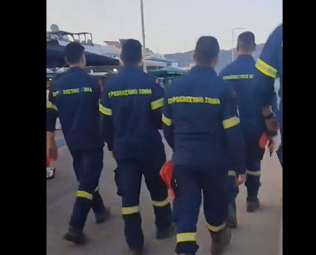 Συγκίνηση στην Κω: Κάτοικοι χειροκροτούν τους ήρωες πυροσβέστες που έδωσαν μάχη με τις φλόγες στο νησί