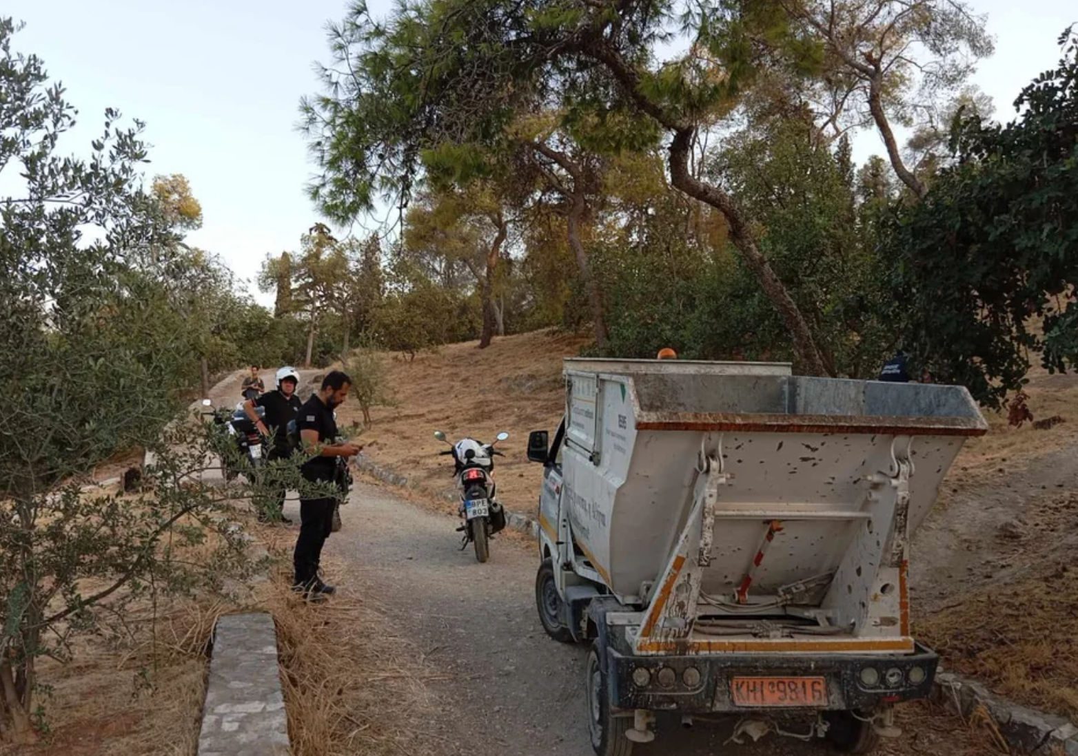 Ο Δήμος Αθηναίων απομάκρυνε σκηνές από τον αρχαιολογικό χώρο του λόφου Φιλοπάππου