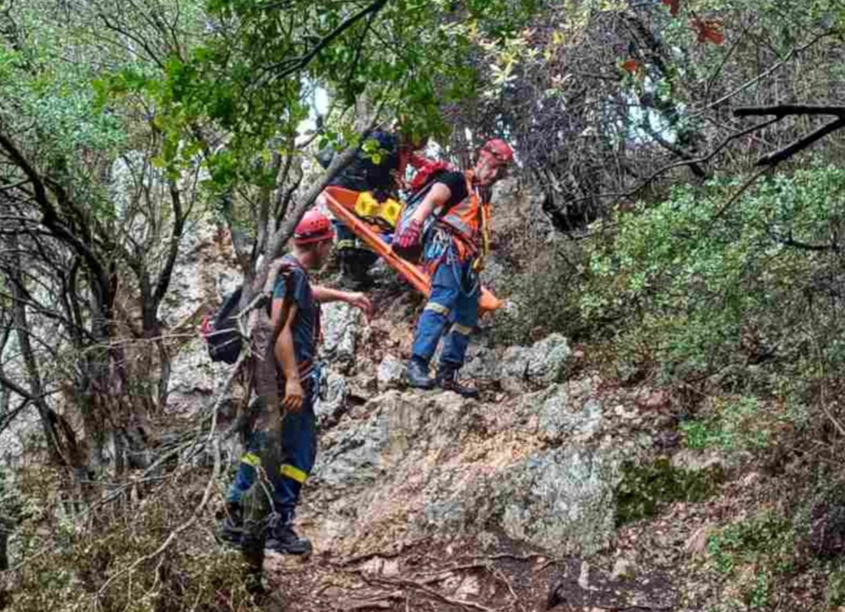 Επιχείρηση για τον απεγκλωβισμό τουρίστριας σε εξαιρετικά δύσβατο σημείο