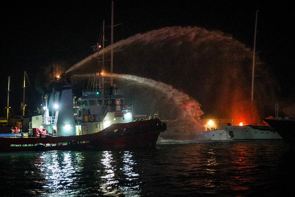 Φωτιά σε 3 σκάφη στη Μαρίνα Ζέας – Κάηκαν ολοσχερώς (εικόνες)